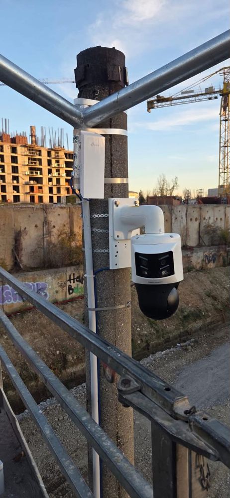 Cameră PTZ montată pentru supravegherea unui șantier