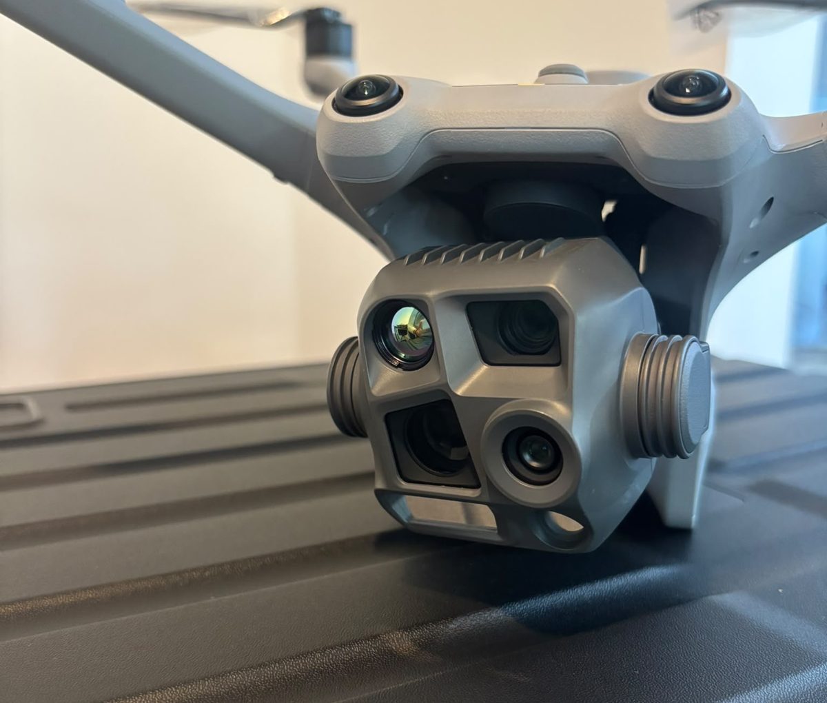 Dronă cu cameră termică pentru monitorizare aeriană