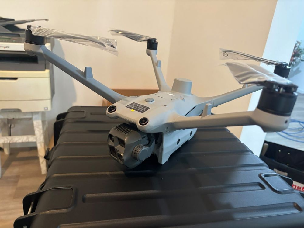 Dronă de supraveghere cu cameră termică, pregătită de zbor