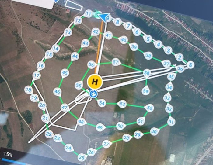 Traseu de rond programat pentru dronă, cu punctele de control ale zborului automat