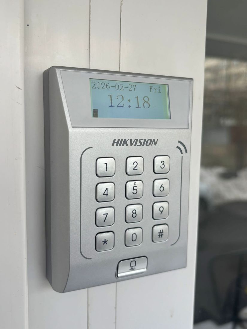 Tastatură de control acces Hikvision montată de MTM Sincron Guard la intrarea unei clădiri
